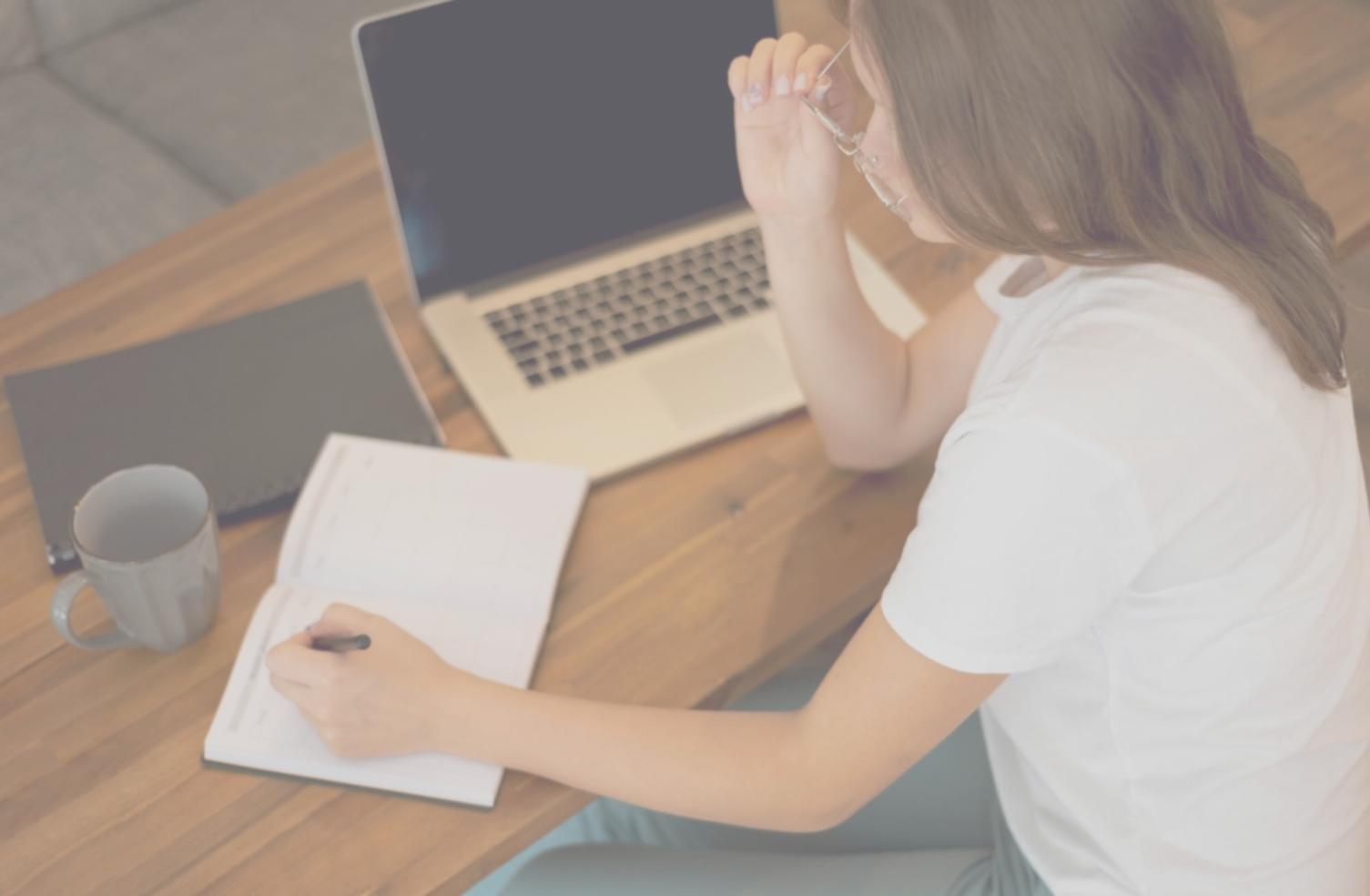Participant analysant ses données financières