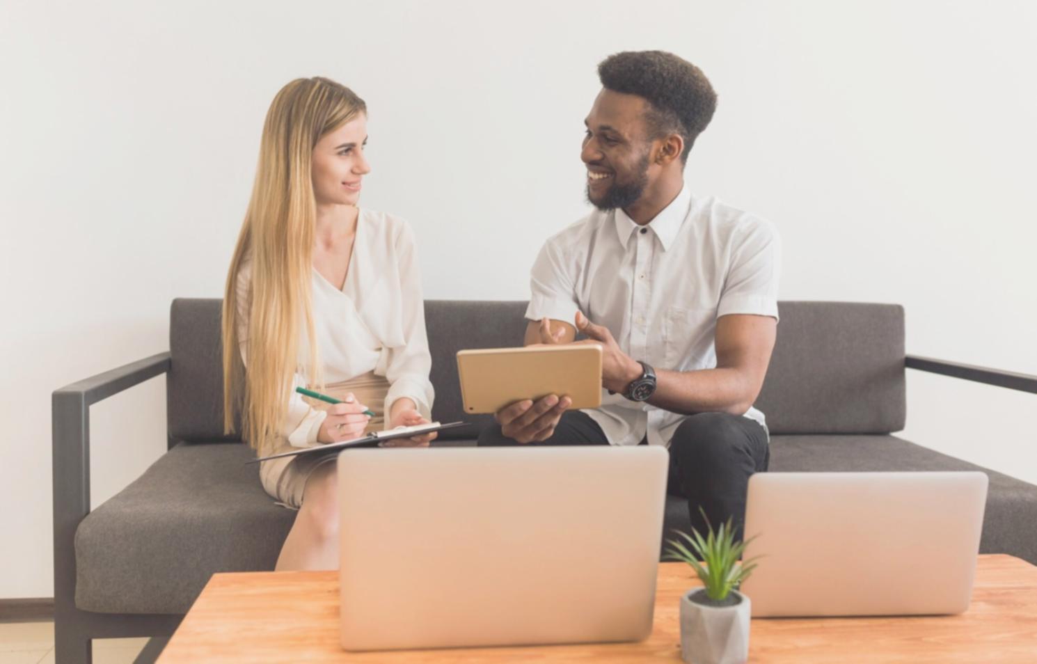 Professionnels travaillant sur des modèles financiers